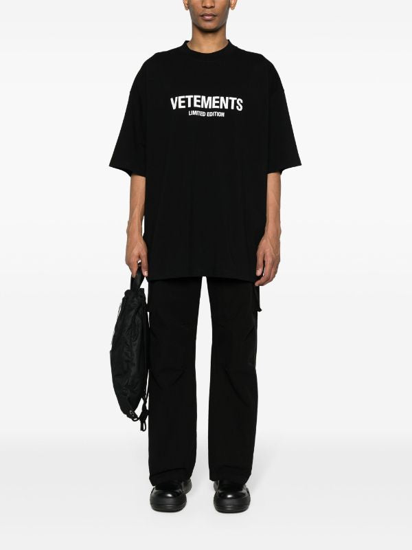 VETEMENTS
logo-print cotton T-shirt