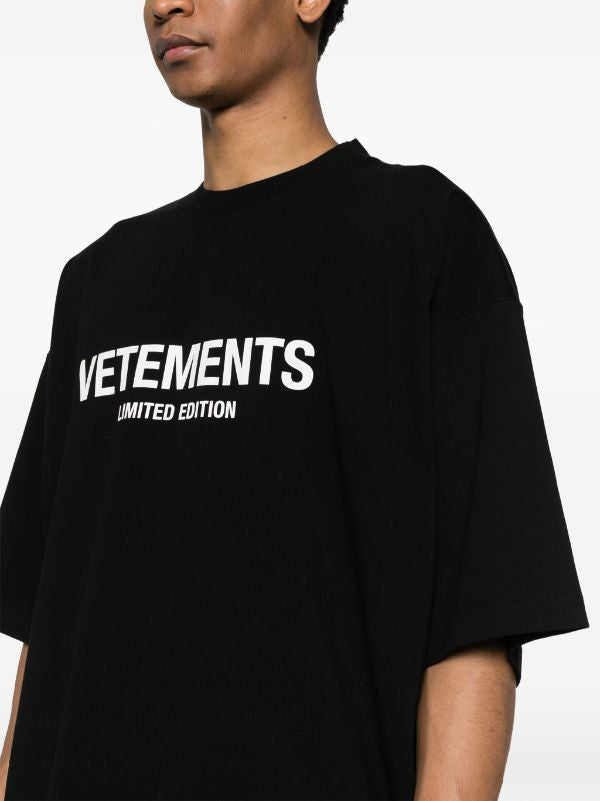 VETEMENTS
logo-print cotton T-shirt